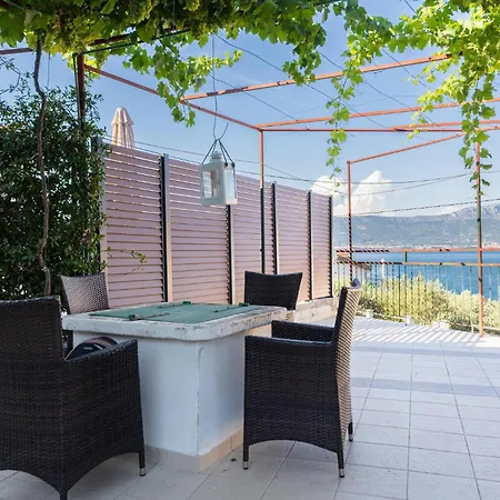 3 Bedroom Cozy In Slatine Hébergement de vacances Trogir