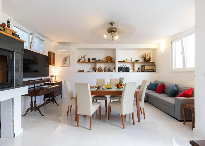 3 Bedroom Cozy In Slatine Prázdninový dům