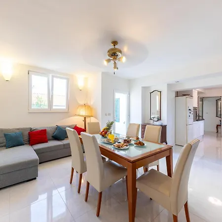 4 Bedroom Cozy In Slatine *