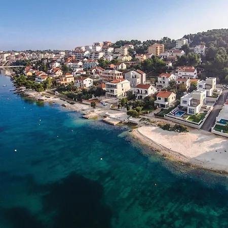 3 Bedroom Cozy In Slatine Dom wakacyjny