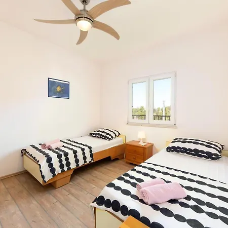 4 Bedroom Cozy In Slatine Trogir