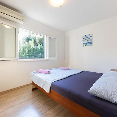 4 Bedroom Cozy In Slatine Trogir