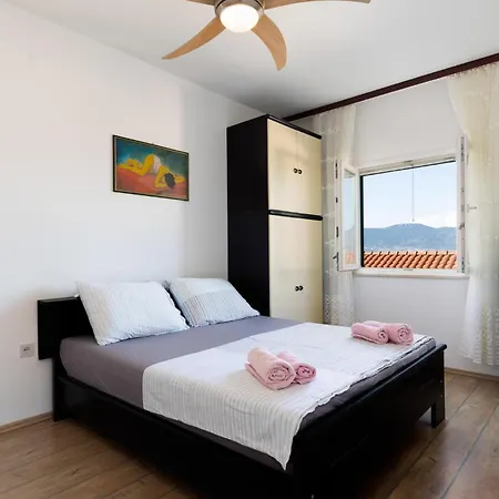 4 Bedroom Cozy In Slatine Prázdninový dům