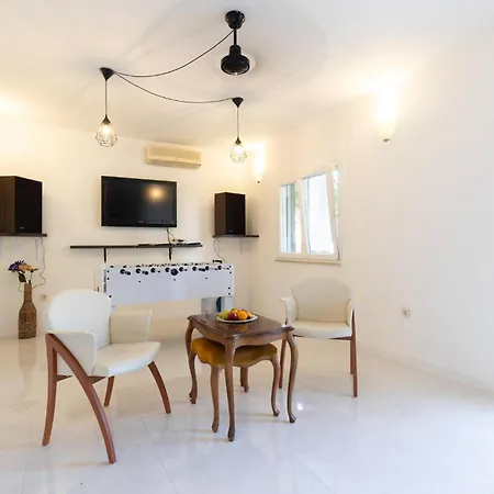 4 Bedroom Cozy In Slatine *