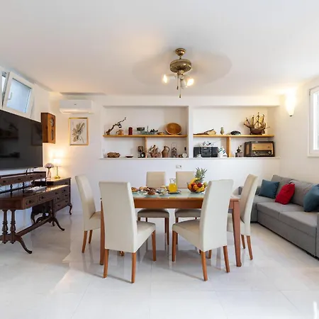 4 Bedroom Cozy In Slatine Prázdninový dům
