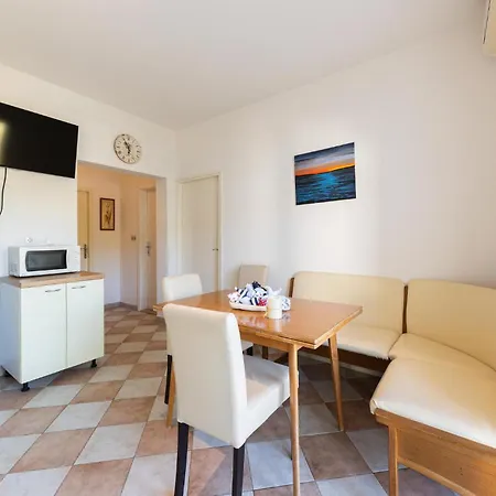 4 Bedroom Cozy In Slatine *