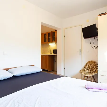 4 Bedroom Cozy In Slatine *
