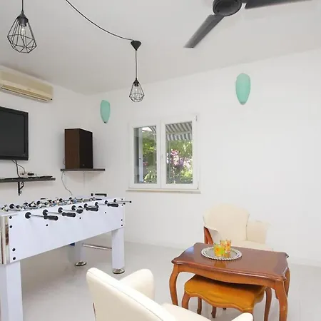 4 Bedroom Cozy In Slatine Prázdninový dům Trogir