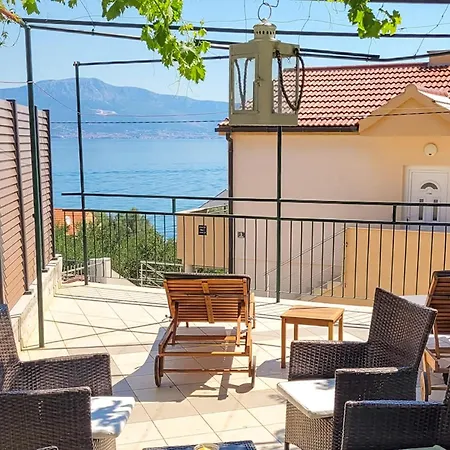 4 Bedroom Cozy In Slatine *