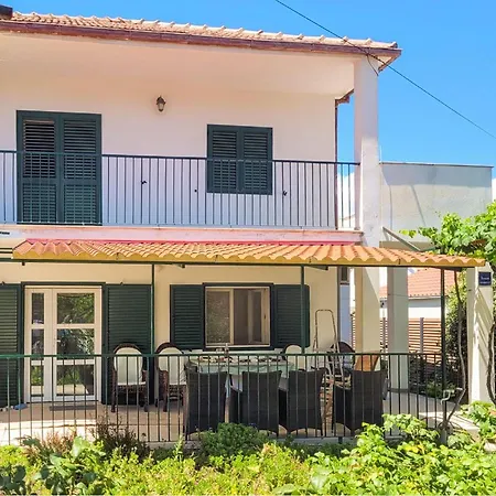 4 Bedroom Cozy In Slatine