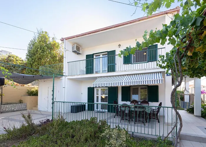 3 Bedroom Cozy In Slatine Trogir