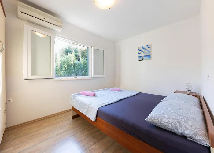 3 Bedroom Cozy In Slatine Trogir