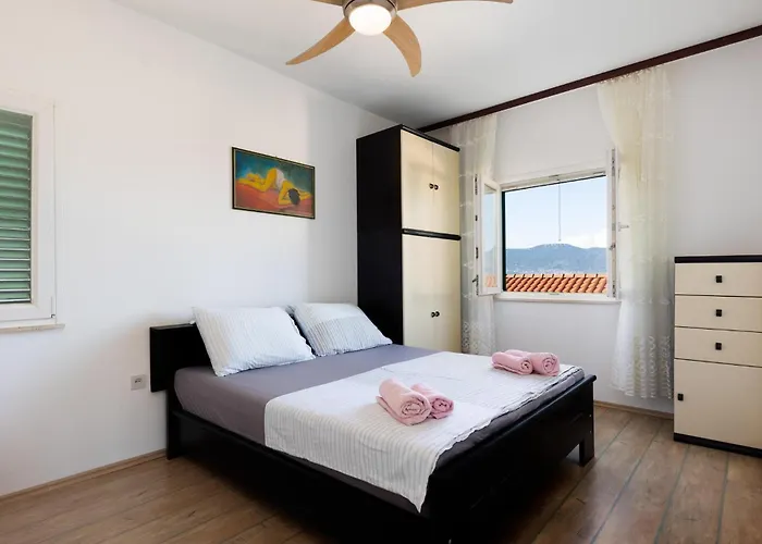 3 Bedroom Cozy In Slatine Ferienhaus