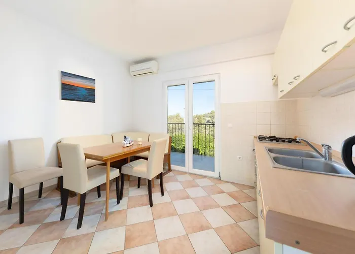 Будинок відпочинку 3 Bedroom Cozy In Slatine Трогір