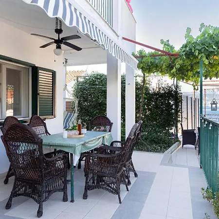 4 Bedroom Cozy In Slatine *