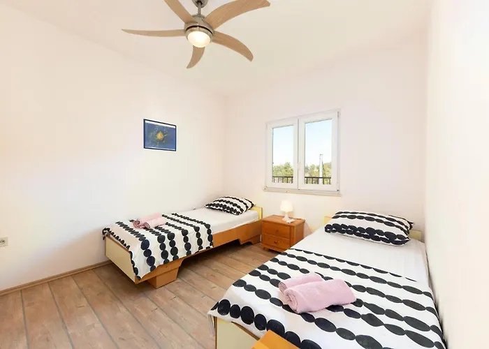 3 Bedroom Cozy In Slatine Τρογκίρ